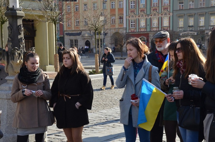 Wrocław: Zapalili znicze dla Ukrainy, aby uczcić pamięć ofiar (ZDJĘCIA, FILM)