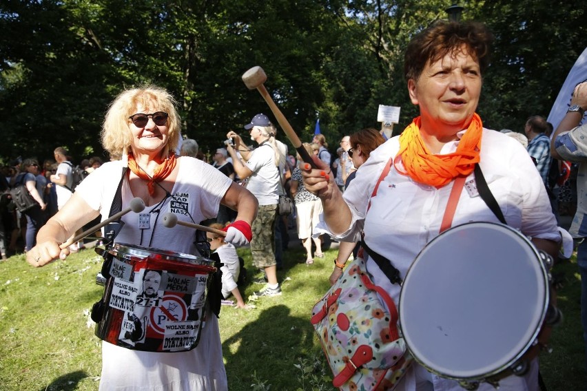 Protest w obronie sądów przed budynkiem Senatu w Warszawie