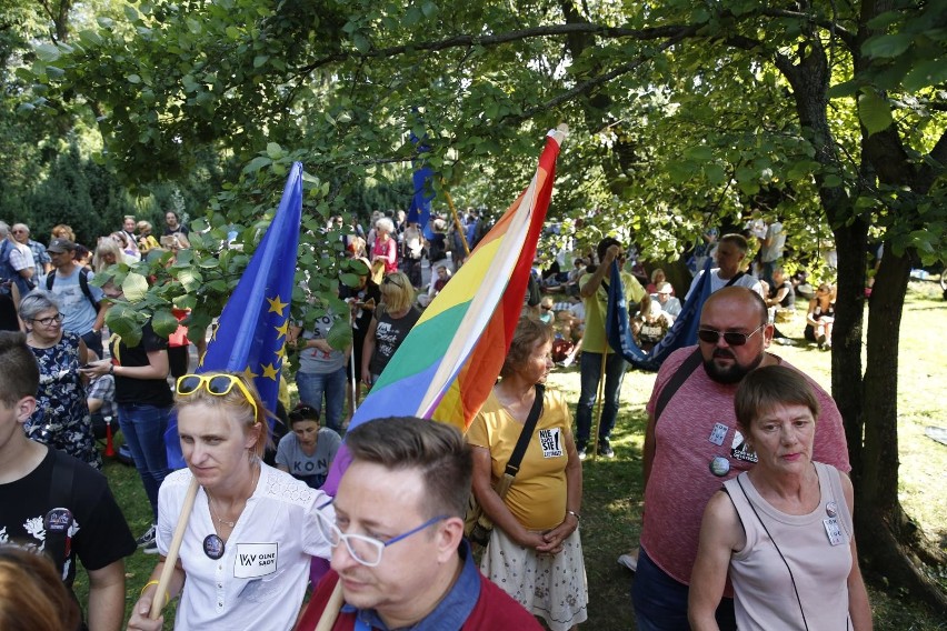 Protest w obronie sądów przed budynkiem Senatu w Warszawie