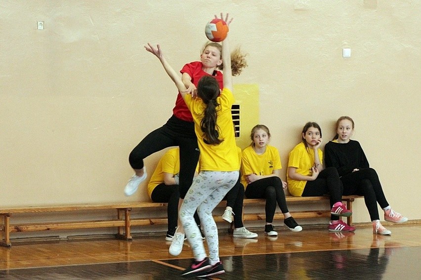 Szkoła Podstawowa nr 13 najlepsza w mistrzostwach Skarżyska-Kamiennej w minipiłce ręcznej dziewcząt szkół podstawowych