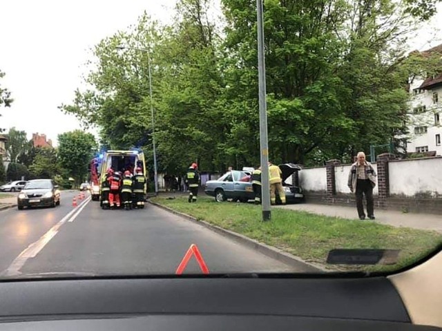 Do zdarzenia doszło w sobotę, 11 maja, na ul. Wyszyńskiego w Gorzowie. Taksówka wypadła z drogi i uderzyła w mur.Najpierw kierowca mercedesa uderzył w renault. Jego auto odbiło się od samochodu i wypadło z drogi, przejechało przez chodnik i uderzyło w mur.Na miejsce wezwano służby ratunkowe. Miejsce wypadku zabezpieczyli strażacy, którzy zajęli się również rozbitym samochodem. Kierujący taksówką został zabrany do szpitala.Zobacz też: Pijana kobieta samochodem wjechała w witrynę sklepową