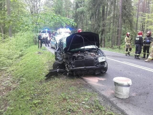 Przed godz. 8 rano na drodze wojewódzkiej nr 205 za miejscowością Nowy Żytnik (gmina Malechowo) doszło do wypadku z udziałem samochodu osobowego. - Do zdarzenia doszło za Nowym Żytnikiem w kierunku Polanowa. Kierująca jechała Volkswagenem Passatem, prawdopodobnie zasłabła i uderzyła w drzewo - mówi nam kpt. Damian Tomczyk, oficer prasowy Państwowej Straży Pożarnej w Sławnie. 20-letnia kobieta, mieszkanka gminy Polanów została zabrana do szpitala. Pojazdem poruszała się sama. Na miejscu była policja, karetka oraz dwa wozy strażackie, jeden PSP oraz jeden OSP Ostrowiec. Zobacz także: Koszalin: Wypadek na ulicy Gnieźnieńskiej w Koszalinie