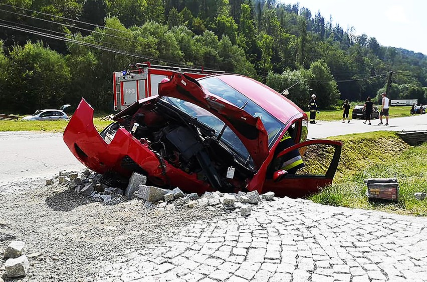 Wierchomla Wielka. Toyota yaris roztrzaskana. Kierująca ciężko ranna [ZDJĘCIA]