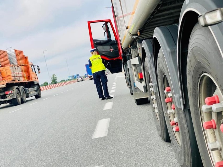 Policja kontrolowała przestrzeganie przepisu zachowania...