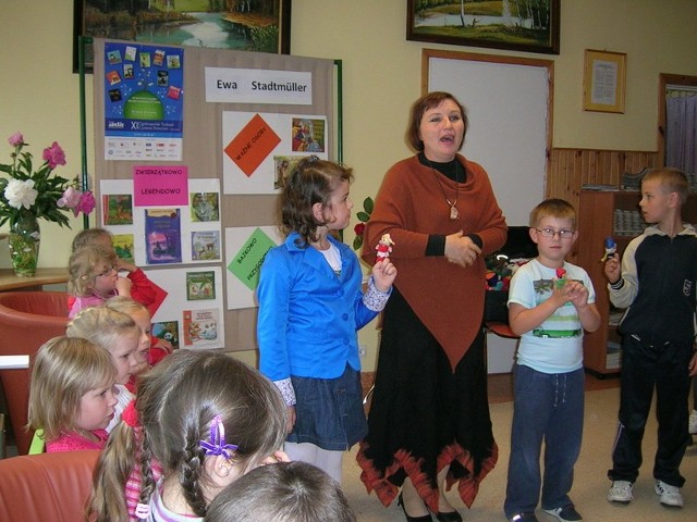 Dzieci z wielką radością wzięły udział w pacynkowym przedstawieniu o Skrzacie Jagódce. Na zdjęciu z pisarką Ewą Stadtmuller.