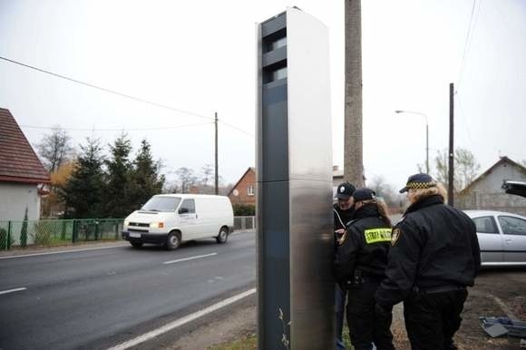 Urządzenie na ul. Przyjaźni potrafiło namierzyć dziennie po 100 piratów drogowych. Jego wypożyczenie gminie bardzo szybko się zwróciło. (fot. Daniel Polak)