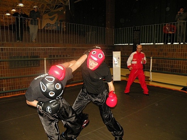 Na zdjęciu w czerwonym kasku walczy Mateusz Niżejewski ze Świnoujścia z Michałem Szymborskim. Walka zakończyła się wygraną Mateusza. 
