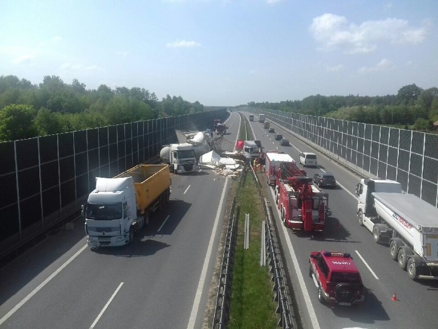 Wypadek na autostradzie A4. Zderzyło się kilka ciężarówek, są ofiary. Autostrada A4 była zamknięta w kierunku Rzeszowa