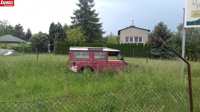 Wraki pod Łodzią: odjechało BMW z kolekcji, przyjechały dwa land rovery, a złomowisko zarosło… [zdjęcia, FILM]