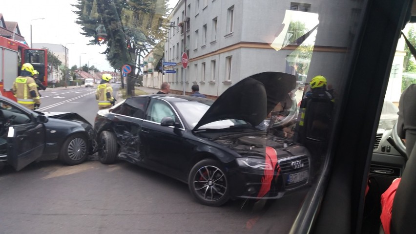 Grajewo. Wypadek na DK 65. Na skrzyżowaniu zderzyły się trzy auta. Dwie osoby ranne [ZDJĘCIA] 