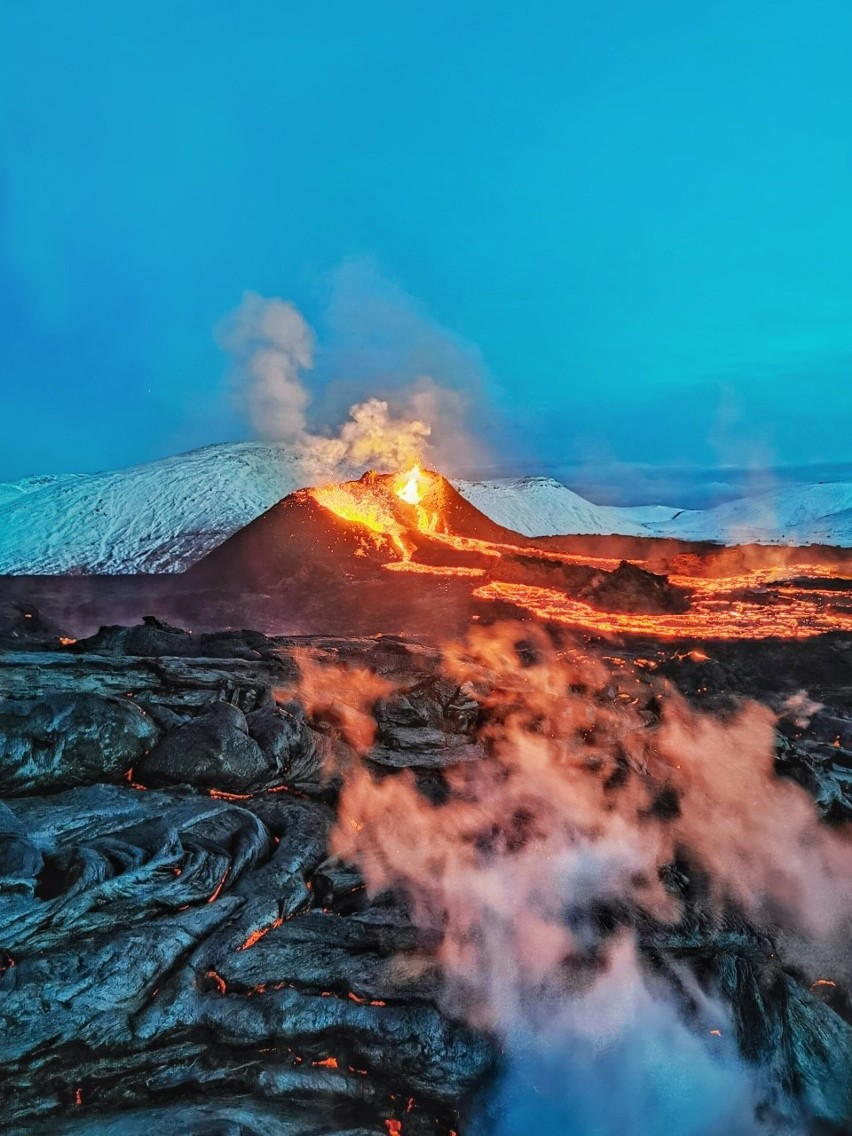 W dolinie Geldingadalur na Islandii, gdzie trwa erupcja...