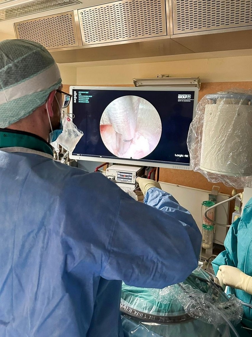 Pierwszy zabieg endoskopowego usunięcia przepukliny dysku lędźwiowego w szpitalu w Stalowej Woli. Zobacz zdjęcia