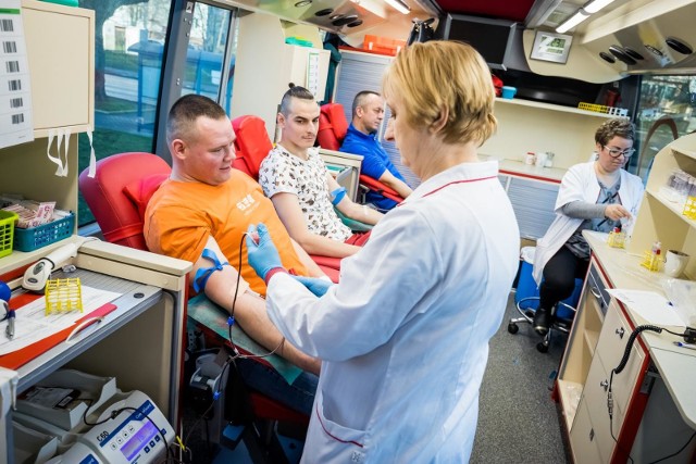 Grupy zawodowe często organizują własne akcje krwiodawstwa. To zdjęcie z akcji pracowników bydgoskiego MZK