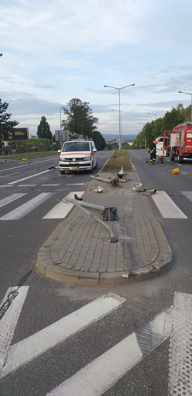 Tarnów. Wypadek busa i ciężarówki na ulicy Nowodąbrowskiej. Kierowcę uwolniono z rozbitego pojazdu przez rozcięty dach