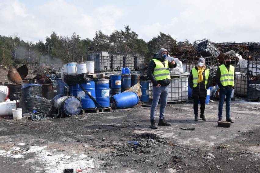 Rusza usuwanie chemicznych odpadów z pogorzeliska w Nowinach. Koszmar mieszkańców wreszcie się skończy? [ZDJĘCIA, WIDEO]