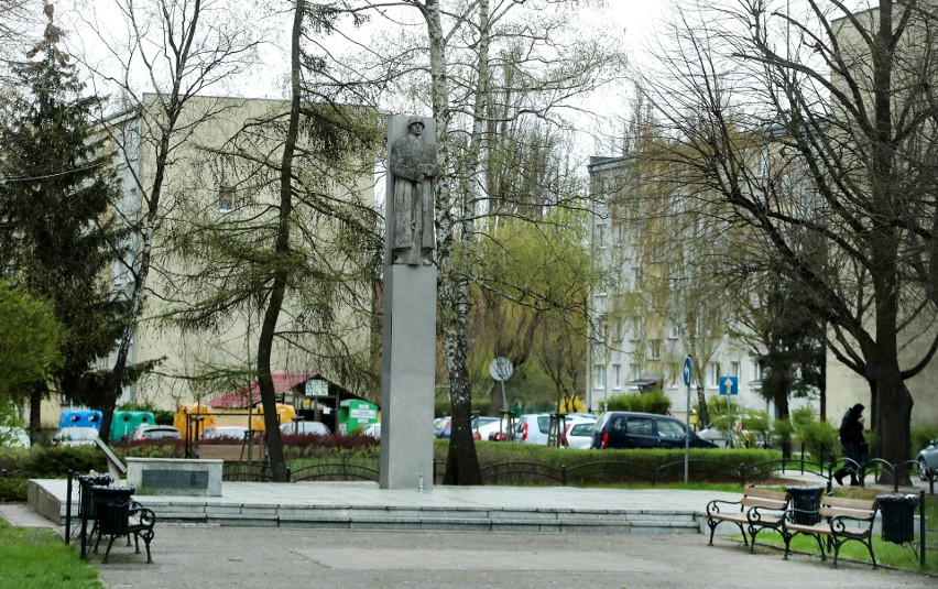 Monument w Dąbiu został wzniesiony w 1962 r. dla...