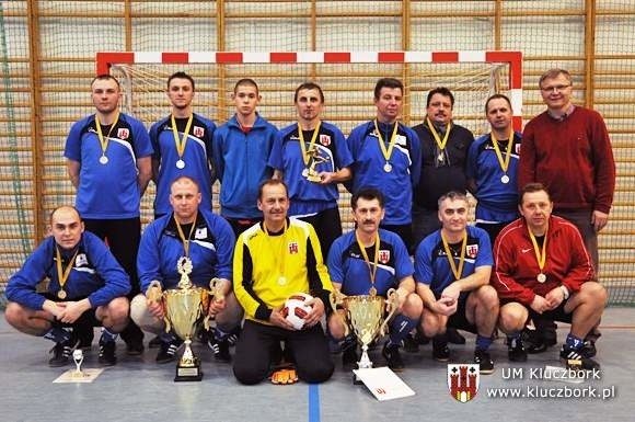 Drużyna gospodarzy z urzędu gminy w Kluczborku będzie jednym z faworytów. Na zdjęciu ta ekipa z 2012 roku, kiedy wygrała mistrzostywa.