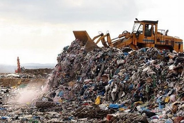 Za nieposegregowane odpady gmina musi płacić tzw. opłatę środowiskową.