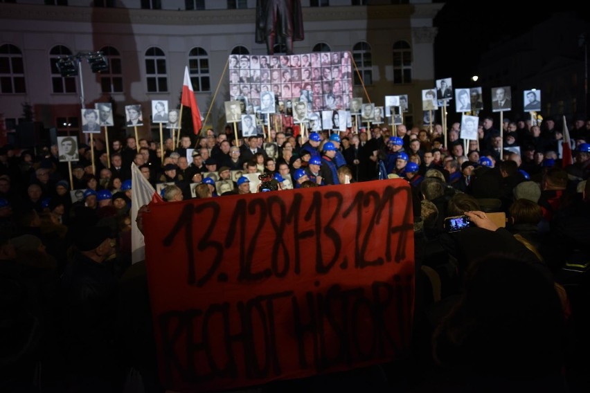 Warszawa: 36. rocznica wprowadzenia stanu wojennego. Demonstracja PiS 13 grudnia na placu Trzech Krzyży [ZDJĘCIA]