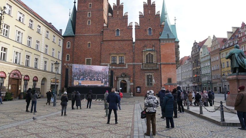 Wrocławianie na Rynku żegnali Pawła Adamowicza (ZDJĘCIA)