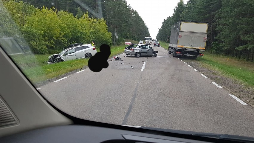 Krynice. Wypadek na DK 65. Mazda zaczepiła się o ciężarówkę i uderzyła w toyotę (zdjęcia)