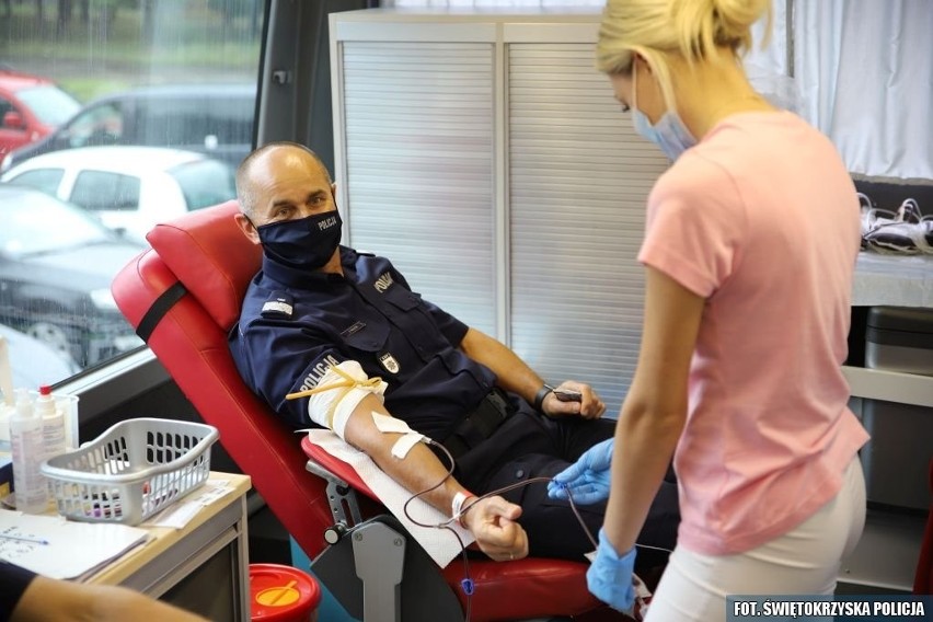 Świętokrzyscy policjanci kolejny raz oddali krew [ZDJĘCIA]