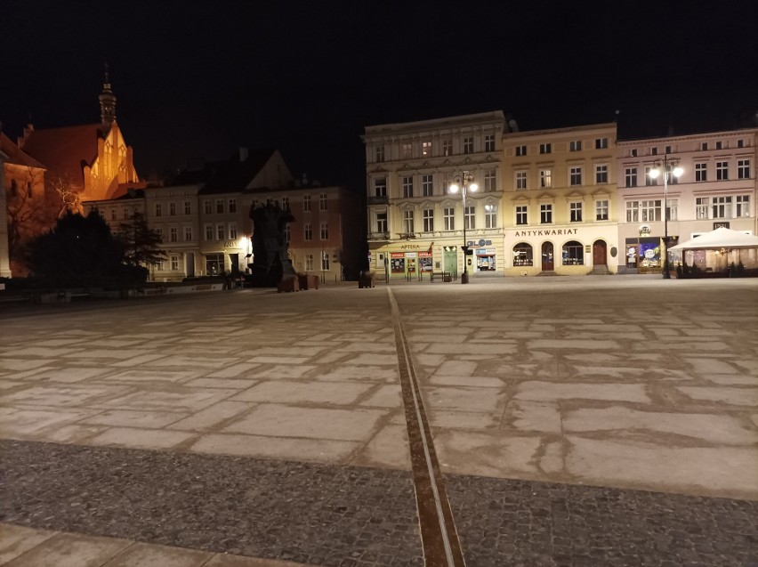 Przez Stary Rynek przechodzi 18. południk, co uwieczniono w...