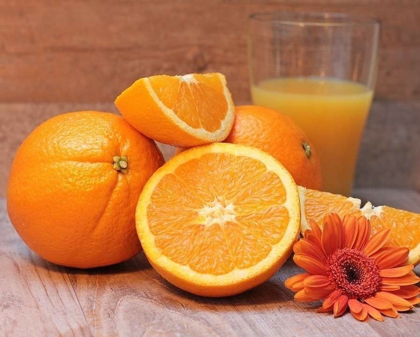 Pomarańcza choć bardzo podobna do mandarynki to jednak ma...