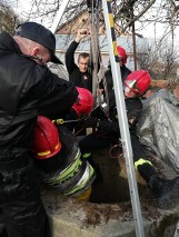 Annopol. Trzyletni chłopiec wpadł do studni. Uratowali go strażacy (ZDJĘCIA)