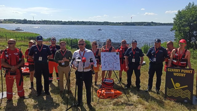 Przedstawiciele władz samorządu województwa, policji i ratownicy wodni spotkali się na zalewem Domaniów w powiecie radomskim.