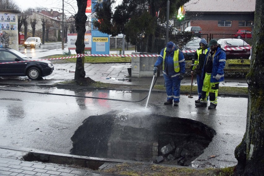 Zarwał się asfalt na ulicy Wielkopolskiej w Miastku (wideo, zdjęcia) 