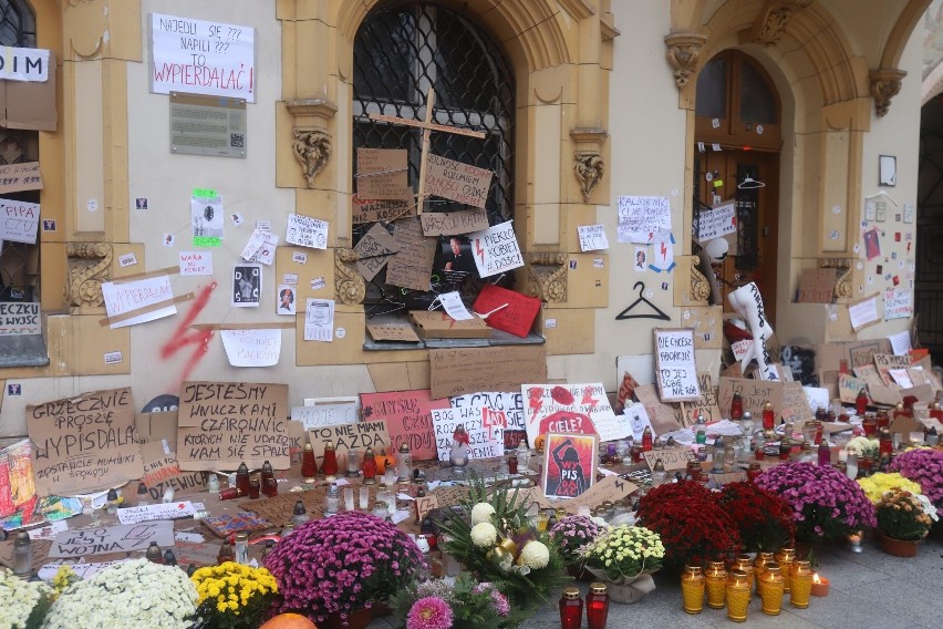 Protest kobiet. Znicze i kwiaty pod siedzibą PiS w Łodzi