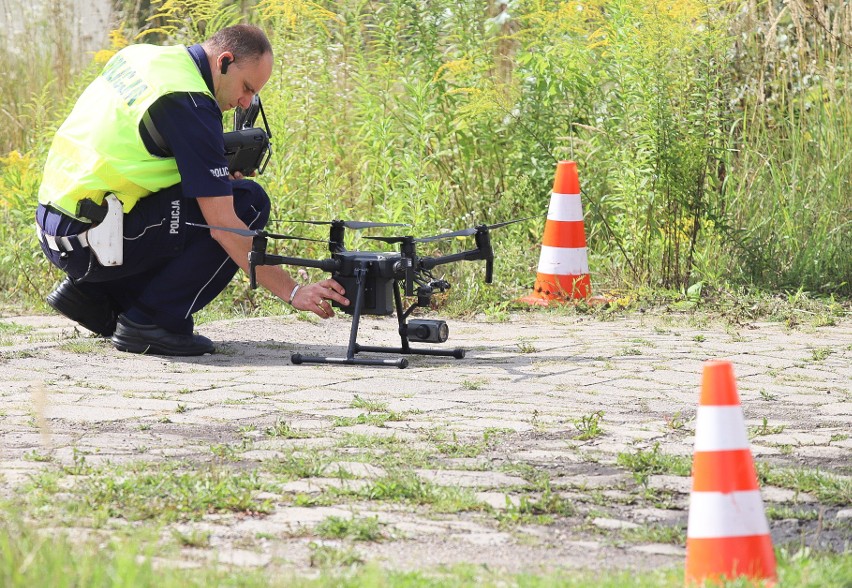 Łódź. Dron "polował" na piratów drogowych u zbiegu ul. Konstantynowskiej i al. Włókniarzy! Posypały się mandaty ZDJĘCIA