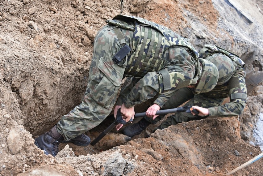 Patrol saperski nr 2 w czasie pracy: na budowie trasy...