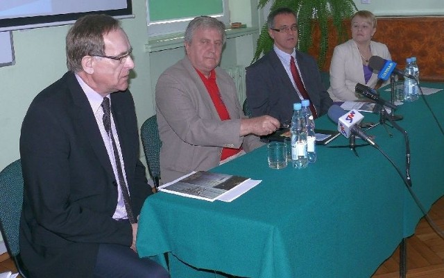 (Od lewej) Marek Gruchota, Antoni Kopyto, Cezary Kubicki i Sylwia Terpiłowska przedstawili program festiwalu nauki w Stalowej Woli   