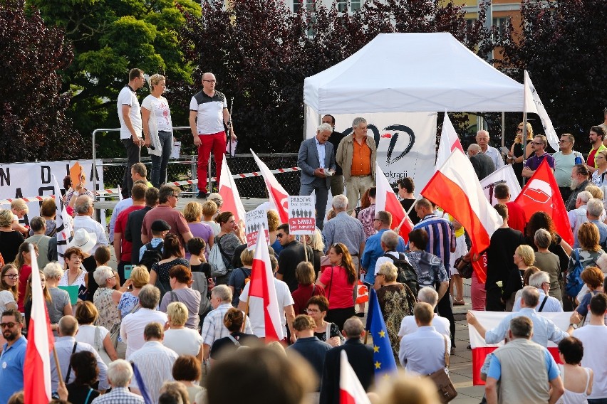 Protest na Placu Solidarności przeciwko reformie sądów. Przyszedł tłum [zdjęcia, wideo] 