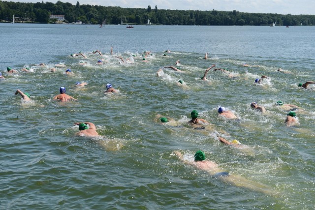 Zawody w pływaniu na wodach otwartych odbywają się w jeziorach. W cyklu zawodów zaliczanych do Grand Prix Polski, pływacy rywalizują w czterech imprezach. Jedna z nich odbywa się np. w Kiekrzu