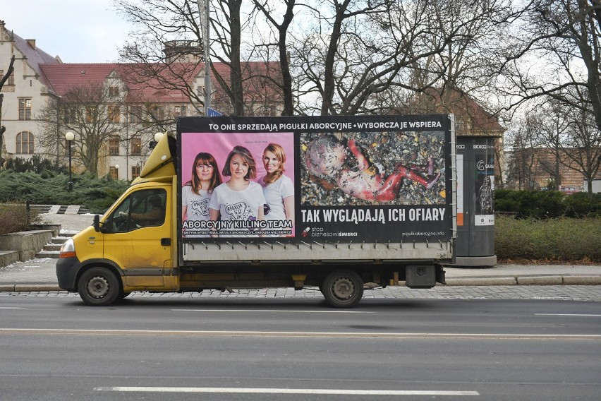 Kontrowersyjny pojazd można było spotkać m.in. na Alejach...