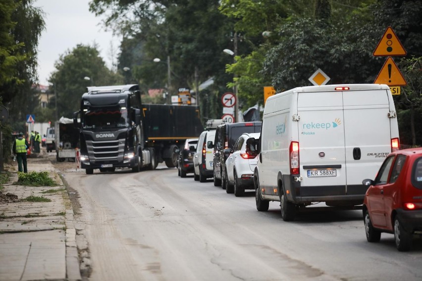 Gigantyczne korki na ulicach Krakowa. Armagedon może jednak dopiero nadejść w październiku wraz z przyjazdem studentów [ZDJĘCIA]