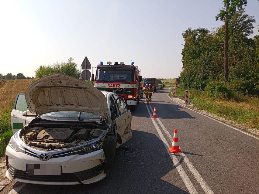 Samochód osobowy zderzył się z ciężarówką pod Grudziądzem. Na miejscu straż i policja [zdjęcia]