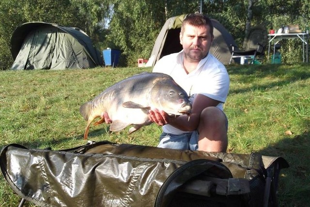 Dawid Kostrzewa ze Śląska z największą rybą zawodów na Klekocie - 14-kilogramowym karpiem.