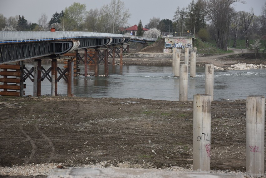 Po moście na Dunajcu zostały tylko przyczółki i podpory....