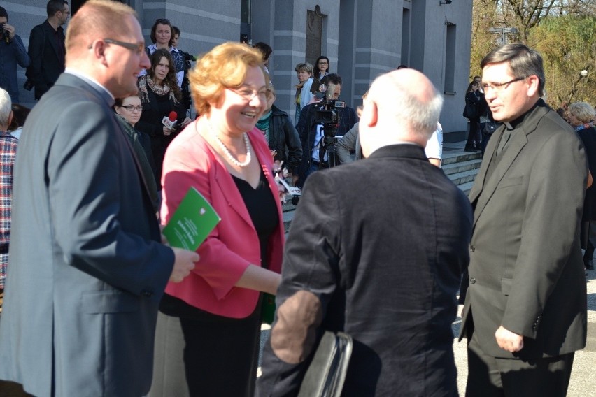 Debata o Rodzinie w Zabrzu. Abp Skworc:  Państwo musi dać młodym ludziom poczucie pewności [ZDJĘCIA]