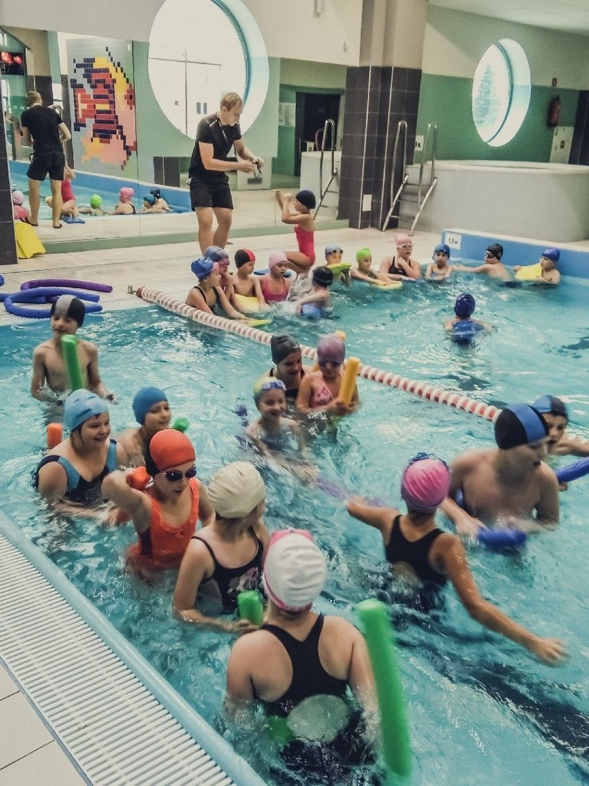  300 dzieci uczy się pływać w Staszowie (ZDJĘCIA)
