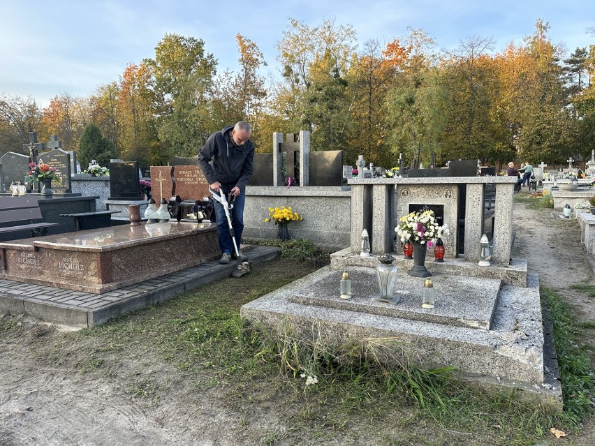 W Tarnobrzegu trwa sprzątanie na cmentarzach. Przed dniem Wszystkich Świętych ludzie porządkują groby bliskich