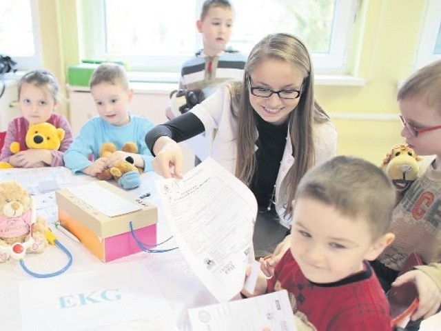 W przedszkolu "Żaczek&#8221; studenci leczyli choroby pluszaków, a dzieci pomagaływ postawieniu diAdam Słomski