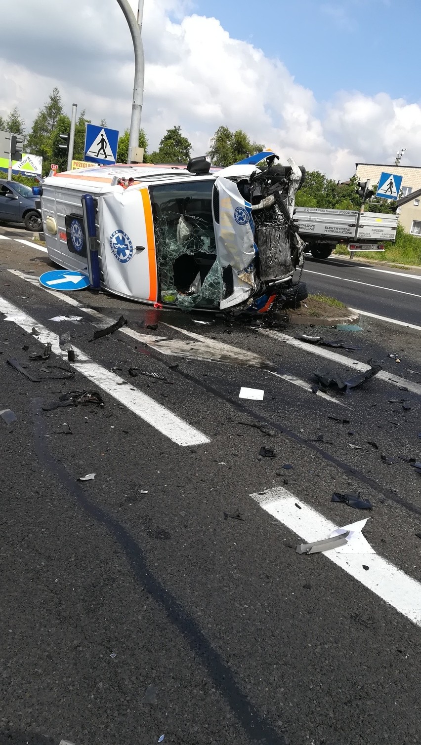 Wypadek w Bolesławiu. Auto zderzyło się z karetką, jedna osoba nie żyje [ZDJĘCIA]