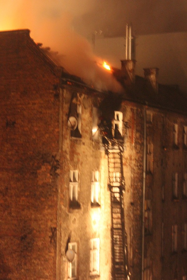 Wrocław: Nocny pożar na Hubskiej. 20 osób ewakuowanych [FILM, ZDJĘCIA]