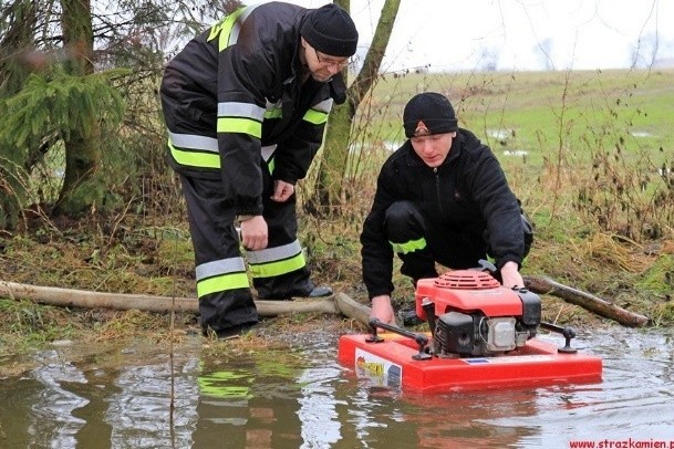 W niektórych miejscach strażacy nie nadążają wypompowywać wody.