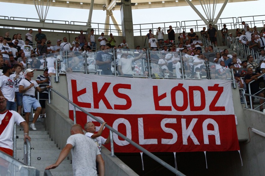 Policja ocenzuruje flagi ŁKS i Widzewa przed derbami z udziałem kibiców obu drużyn. Galeria sektorówek ŁKS i Widzewa